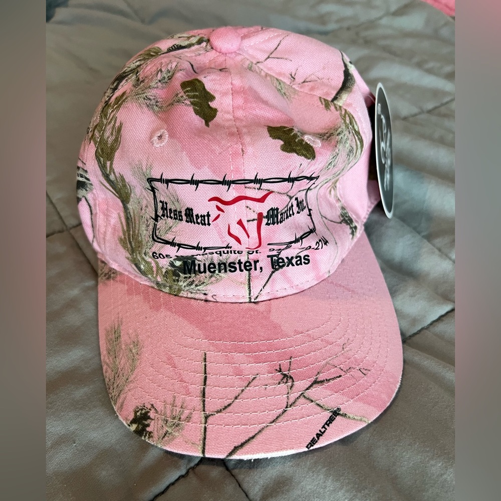 NWT Pink ladies fit Real Tree hat.  Hess meat market Muenster Texas.  Camo.